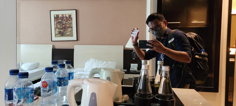 Aku melambaikan tangan ke cermin hotel